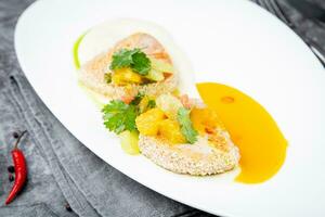 peixe com tangerinas, salsinha e sésamo panado lado Visão foto