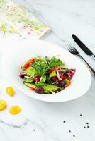 salada do verdes, alface folhas, pepinos, Rosa cebolas, lado Visão foto