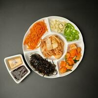ingredientes para Bulgogi com saladas, carne e alface, topo Visão foto