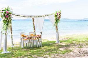 arco de casamento na praia com espaço de cópia à direita foto