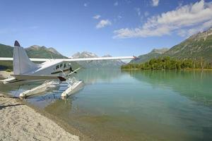 hidroavião em um lago selvagem foto