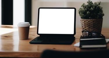mesa de trabalho e laptop. copie o espaço e a tela em branco. foto