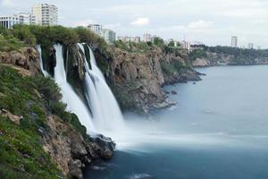 Duden waterfalls cai no mar mediterrâneo na antalya turquia foto