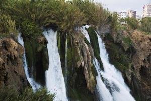 Duden waterfalls cai no mar mediterrâneo na antalya turquia foto