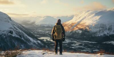 generativo ai, mochileiro dentro inverno paisagem, viajante homem turista com mochila caminhada dentro montanhas foto