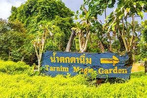 direção sinal tarnim jardim mágico e cachoeira koh samui Tailândia. foto