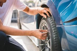 closeup técnico automotivo masculino removendo válvula de pneu