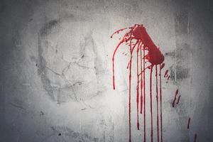 gota de sangue vermelho na parede de casa abandonada