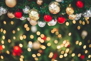 close up de enfeite de decoração na árvore de natal foto