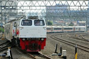 a trem é corrida em a trilhos para a destino foto