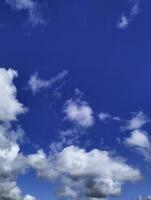 céu azul com lindas nuvens foto