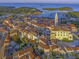 panorâmico zangão cenário do a croata Porto Cidade do vrsar em a limski fiorde a partir de a Igreja Sino torre foto