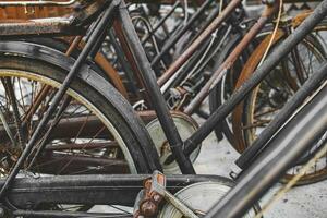 velho e sujo com oxidado clássico bicicleta foto