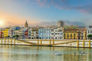 velho Cidade dentro Sevilha cidade Horizonte, paisagem urbana dentro Espanha às nascer do sol foto