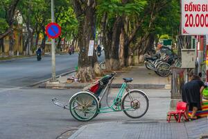 riquixá local transporte para turistas. dentro Vietnã foto