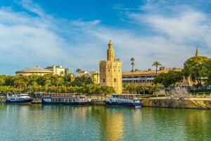 Visão do dourado torre ou torre del oro do sevilha, Andaluzia, Espanha foto