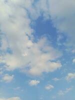 tranquilo azul céu e nuvens sobre idílico panorama foto