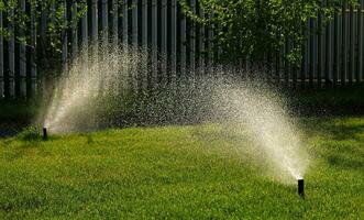 automático jardim irrigação sistema rega gramado com ajustável cabeça. automático equipamento para irrigação e manutenção do gramados, jardinagem. foto