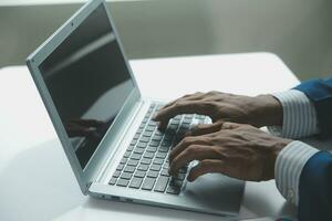 close-up mulher de negócios usando calculadora e laptop para fazer finanças matemáticas na mesa de madeira, impostos, contabilidade, estatística e conceito de pesquisa analítica foto