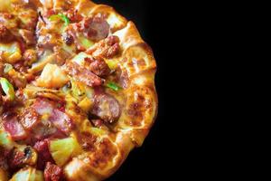 vista superior da pizza, queijo, presunto, bacon, pepperoni, isolado, fundo preto foto