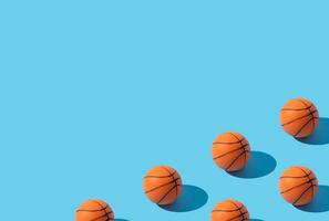 na moda basquetebol padronizar composição em luz azul fundo com cópia de espaço. mínimo esporte conceito. criativo laranja bola arranjo. basquetebol estético fundo. foto
