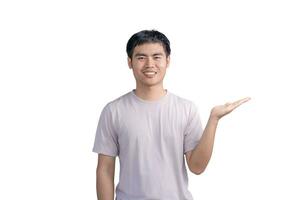 jovem bonito homem vestindo uma casual camiseta em pé sobre branco fundo aprovando fazendo positivo gestos com dele mão, apresentando e mostrando com mãos, sorrindo e feliz para sucesso. foto