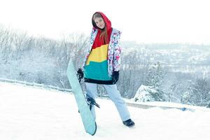 jovem mulher segurando snowboard em dela ombros foto