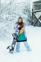 jovem mulher segurando snowboard em dela ombros foto