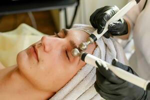 a cosmetologista faz a procedimento ultrassônico face descamação foto