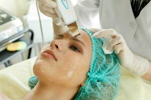 a cosmetologista faz a procedimento ultrassônico face foto