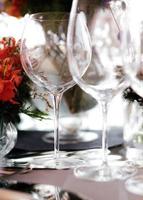 configuração de mesa para um evento de casamento ou jantar, com flores foto