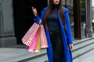 lindo jovem moda mulher com compras bolsas foto