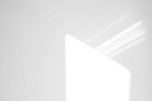 branco parede concreto textura com brilhante luz e abstrato solta diagonal sombra em branco gesso pintura em concreto chão, luz efeito para monocromático foto, simulação para cima, cartaz, parede design de arte apresentação foto