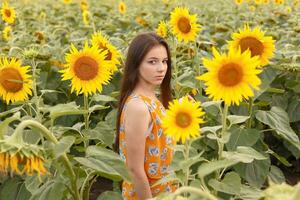 jovem lindo mulher desfrutando verão foto