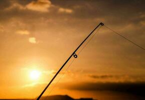 pesca ao pôr do sol foto