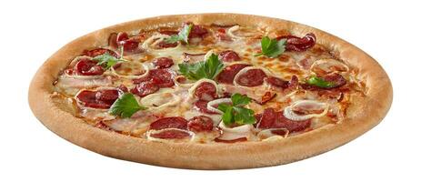 fechar-se do pizza com bacon, salame, Caçando salsichas, cebolas, mozzarella e salsinha isolado em branco foto