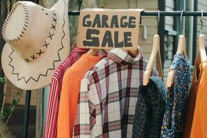 garagem oferta. usava roupas em chão cabide ao ar livre. foto