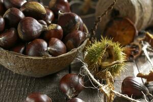 castanha em fundo de madeira foto