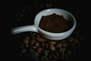 grãos de café na mesa de madeira foto