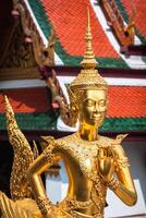 dourado kinnari estátua às têmpora do esmeralda Buda wat phra kaew dentro grande real Palácio. Bangkok, Tailândia foto