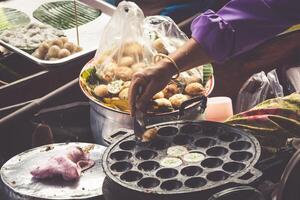 Comida dentro maldição Saduak flutuando mercado perto Bangkok, Tailândia foto