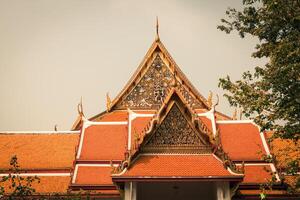 típica budista mosteiro teto, Tailândia foto