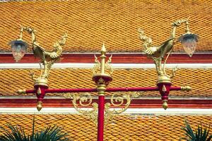 tailandês tradicional lindo dourado cisne em rua luminária postar dentro Bangkok, tailândia. foto