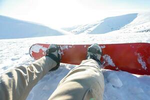 inverno esporte conceito com pessoa em topo do a montanha pronto para passeio baixa foto