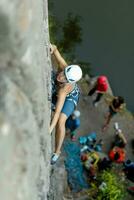 uma menina sobe uma Rocha. mulher acionado dentro extremo esporte. foto