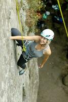 uma menina sobe uma Rocha. mulher acionado dentro extremo esporte. foto