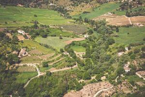 Andaluzia paisagem, campo estrada e Rocha dentro ronda, Espanha foto