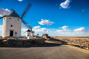 famoso moinhos de vento dentro consuegra às pôr do sol, província do toledo, Castela-la mancha, Espanha foto