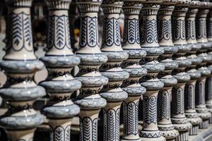 cerâmico ponte dentro praça de espana dentro sevilha, Espanha. foto