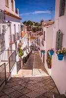 pitoresco rua do mijas. encantador branco Vila dentro Andaluzia, costa del Sol. sulista Espanha foto